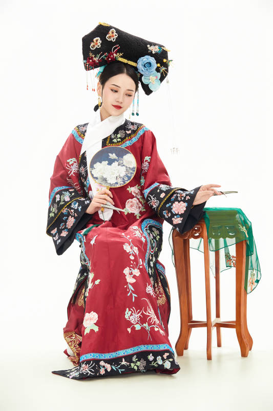 白色背景下穿着中国清朝宫廷服饰的少女图片