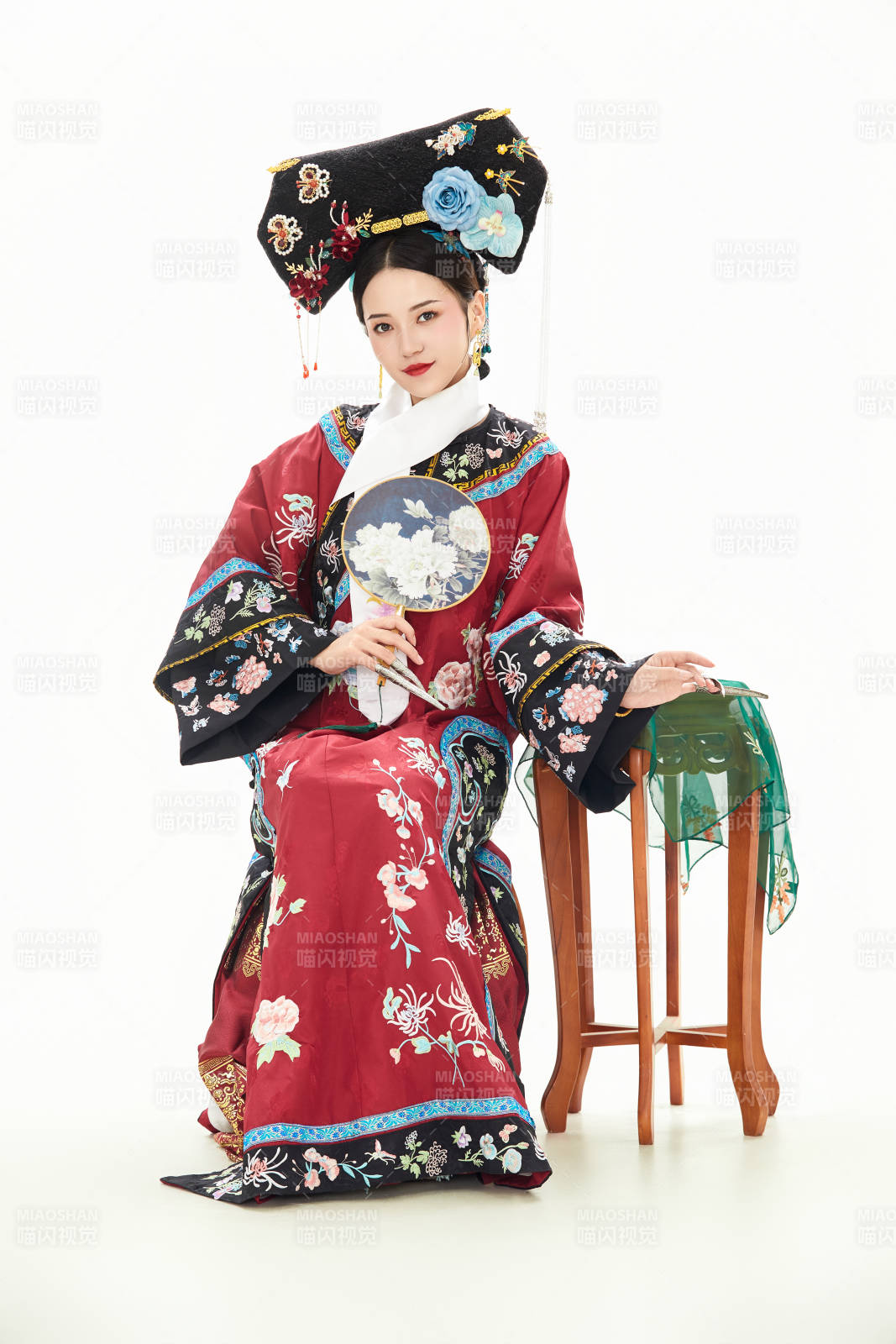 白色背景下穿着中国清朝宫廷服饰的少女图片