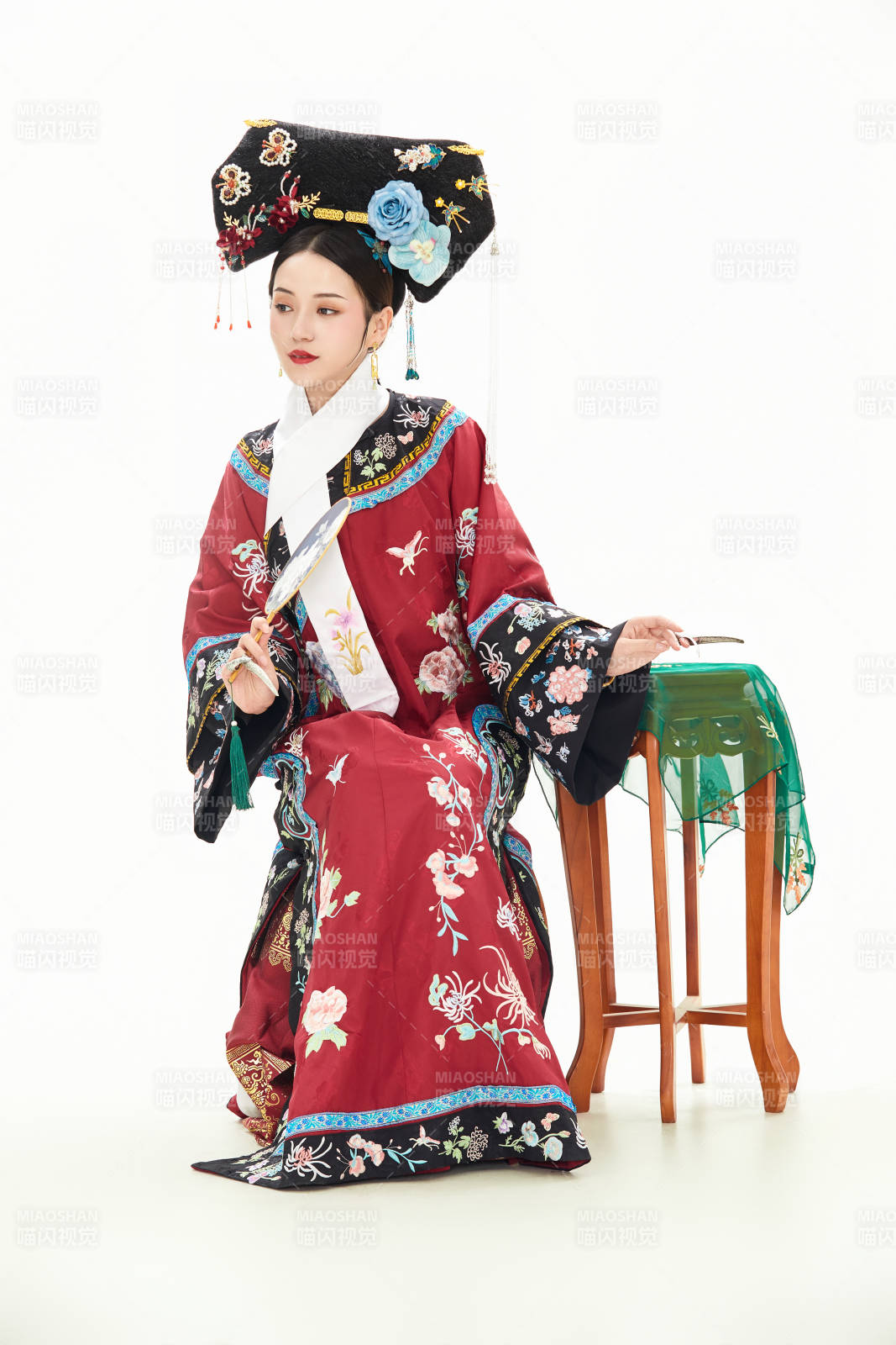 白色背景下穿着中国清朝宫廷服饰的少女图片