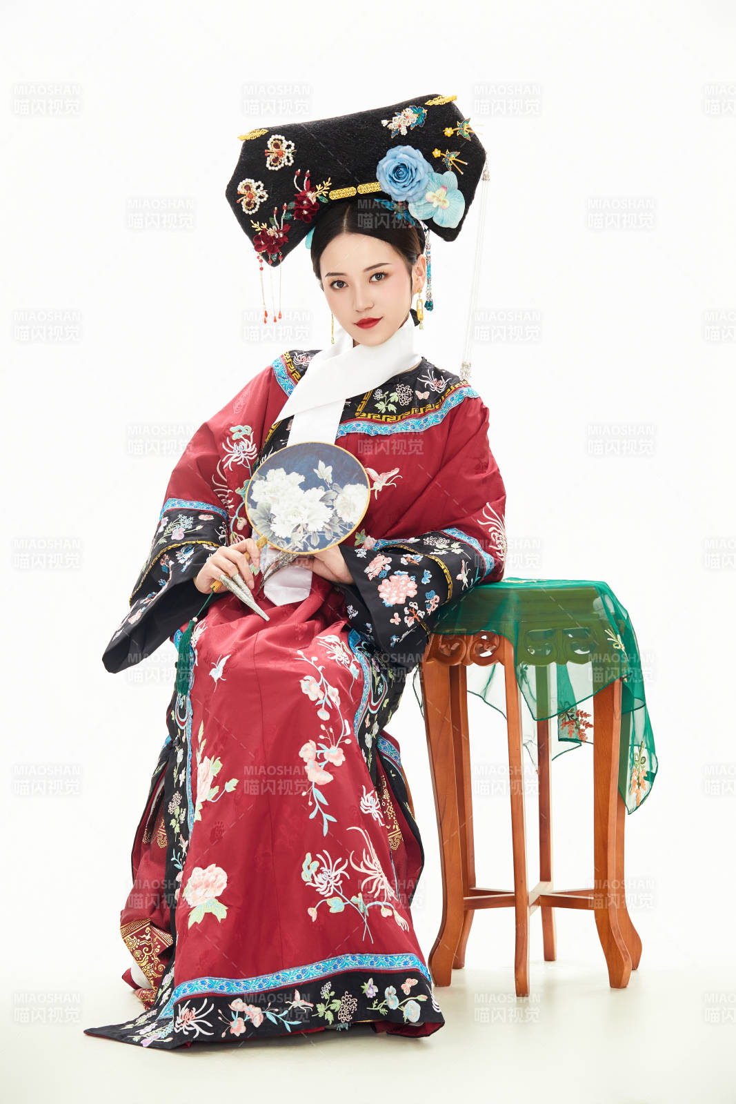 白色背景下穿着中国清朝宫廷服饰的少女图片