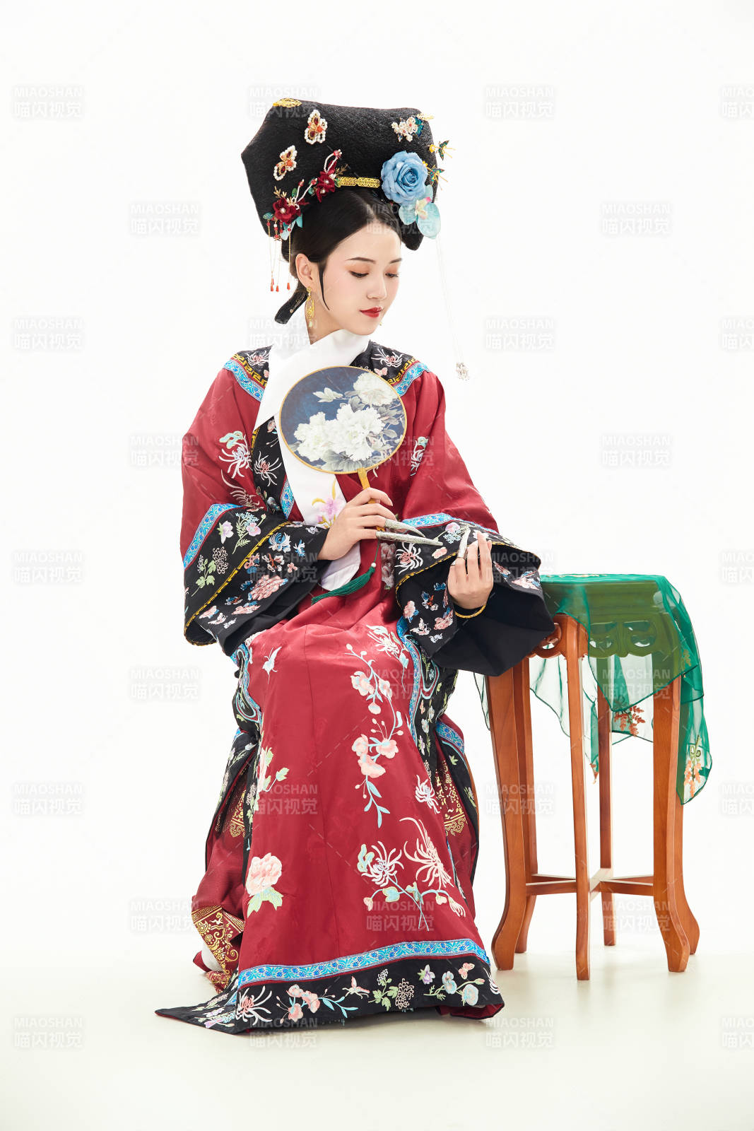 白色背景下穿着中国清朝宫廷服饰的少女图片