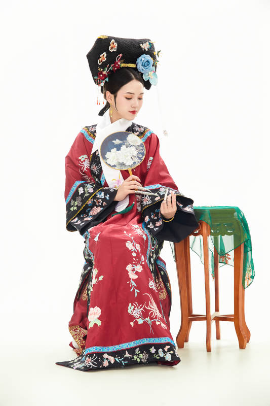 白色背景下穿着中国清朝宫廷服饰的少女图片