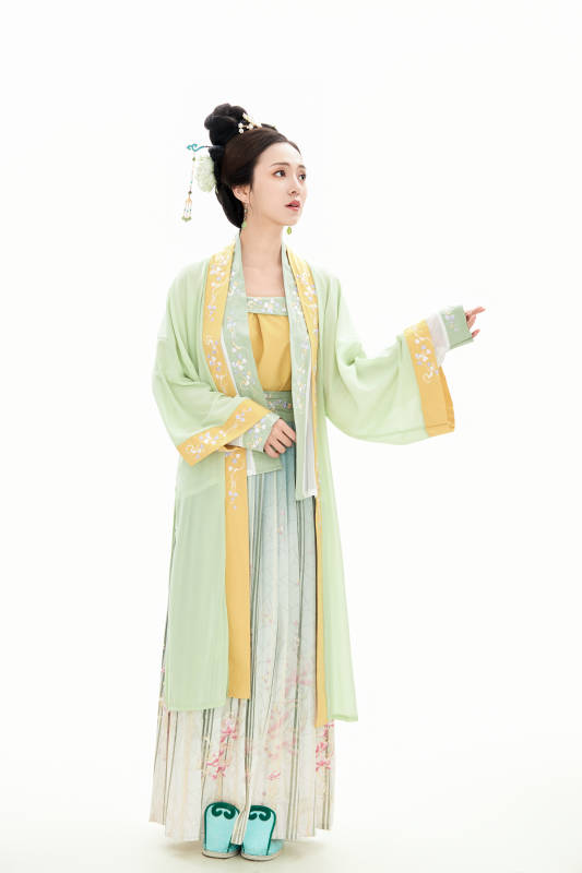 白色背景下穿着南北宋朝汉服的少女图片