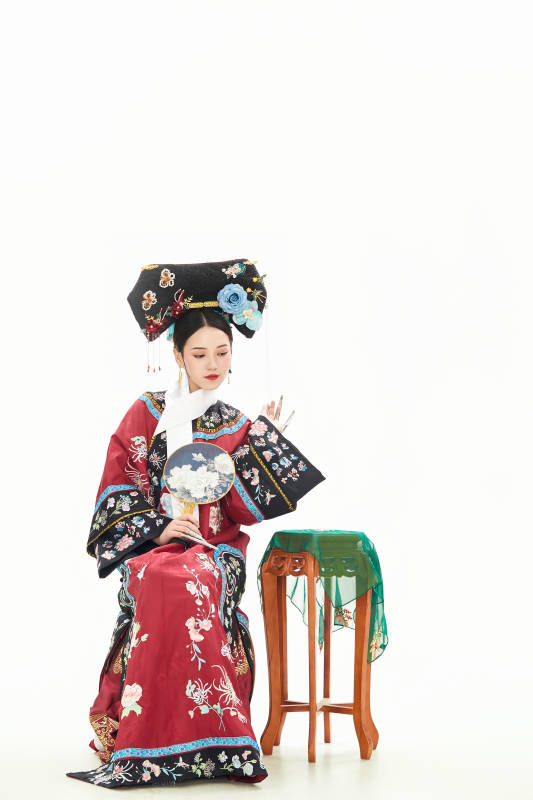 白色背景下穿着中国清朝宫廷服饰的少女图片