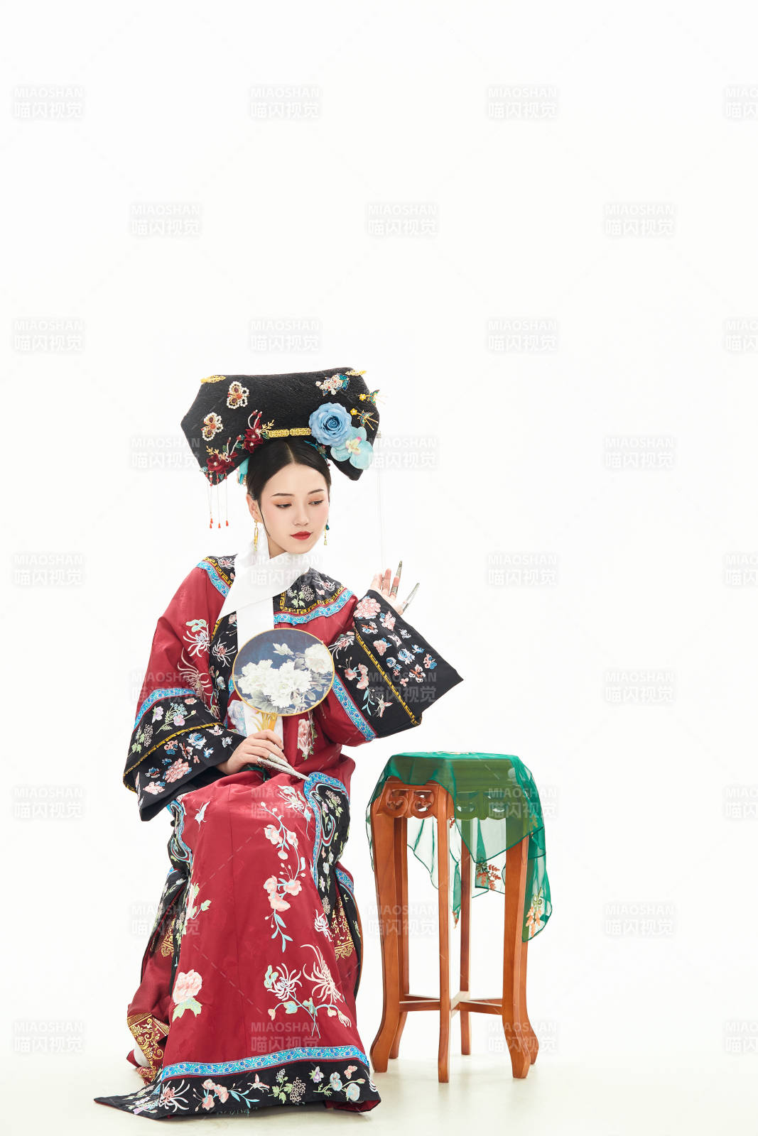 白色背景下穿着中国清朝宫廷服饰的少女图片