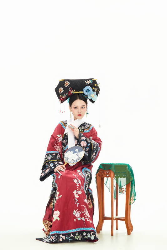 白色背景下穿着中国清朝宫廷服饰的少女图片