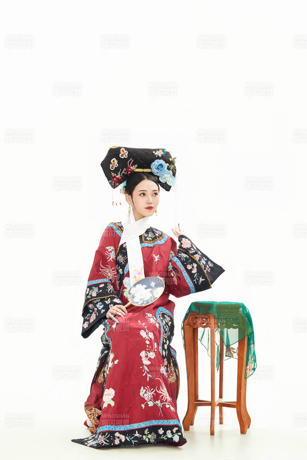 白色背景下穿着中国清朝宫廷服饰的少女图片