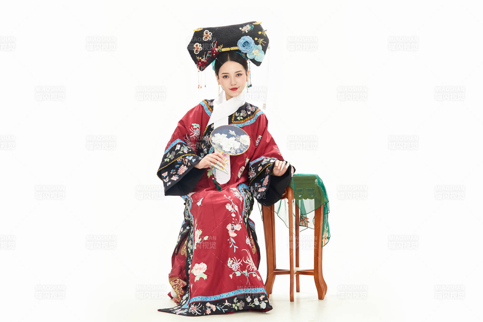 白色背景下穿着中国清朝宫廷服饰的少女图片