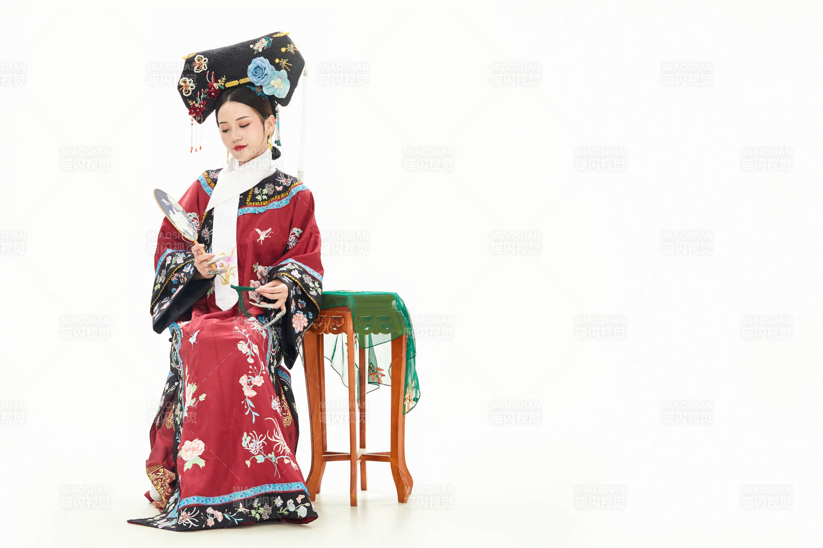 白色背景下穿着中国清朝宫廷服饰的少女图片