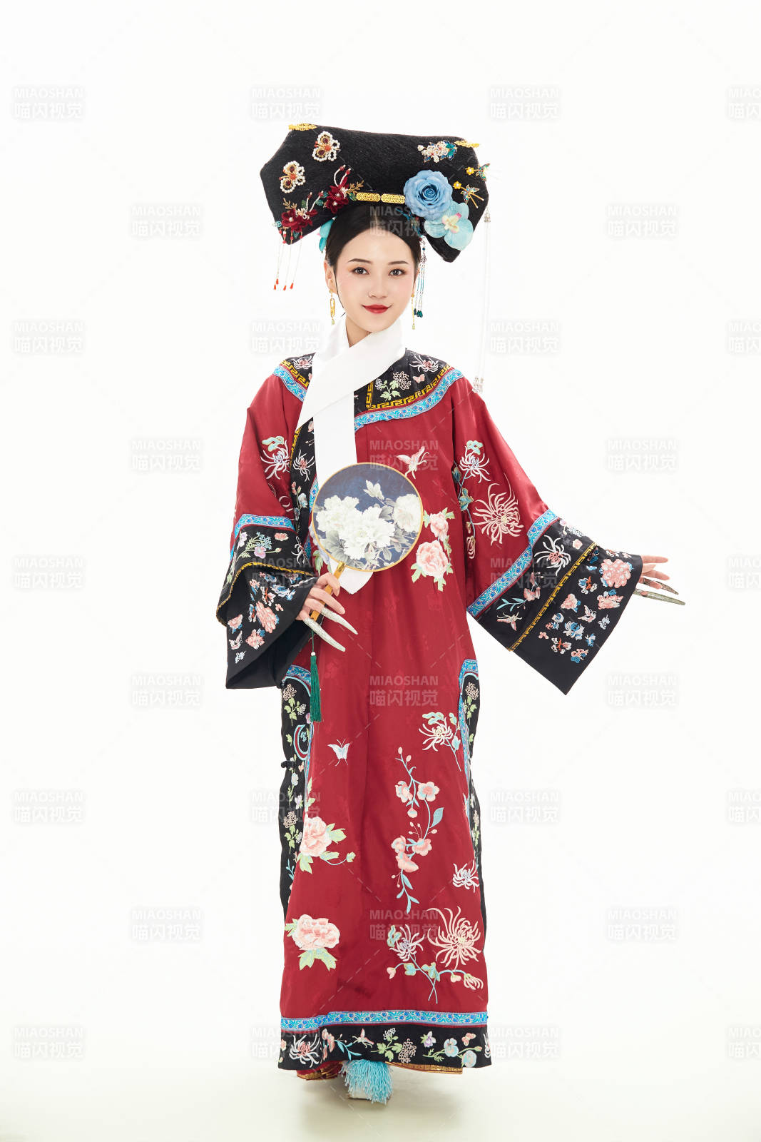 白色背景下穿着中国清朝宫廷服饰的少女图片