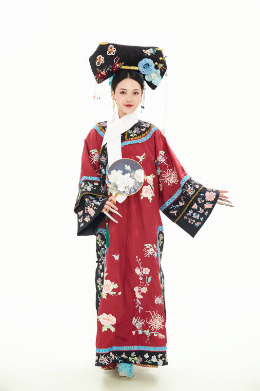 白色背景下穿着中国清朝宫廷服饰的少女图片