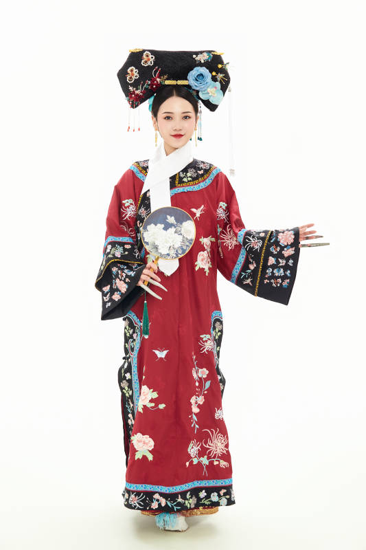 白色背景下穿着中国清朝宫廷服饰的少女图片