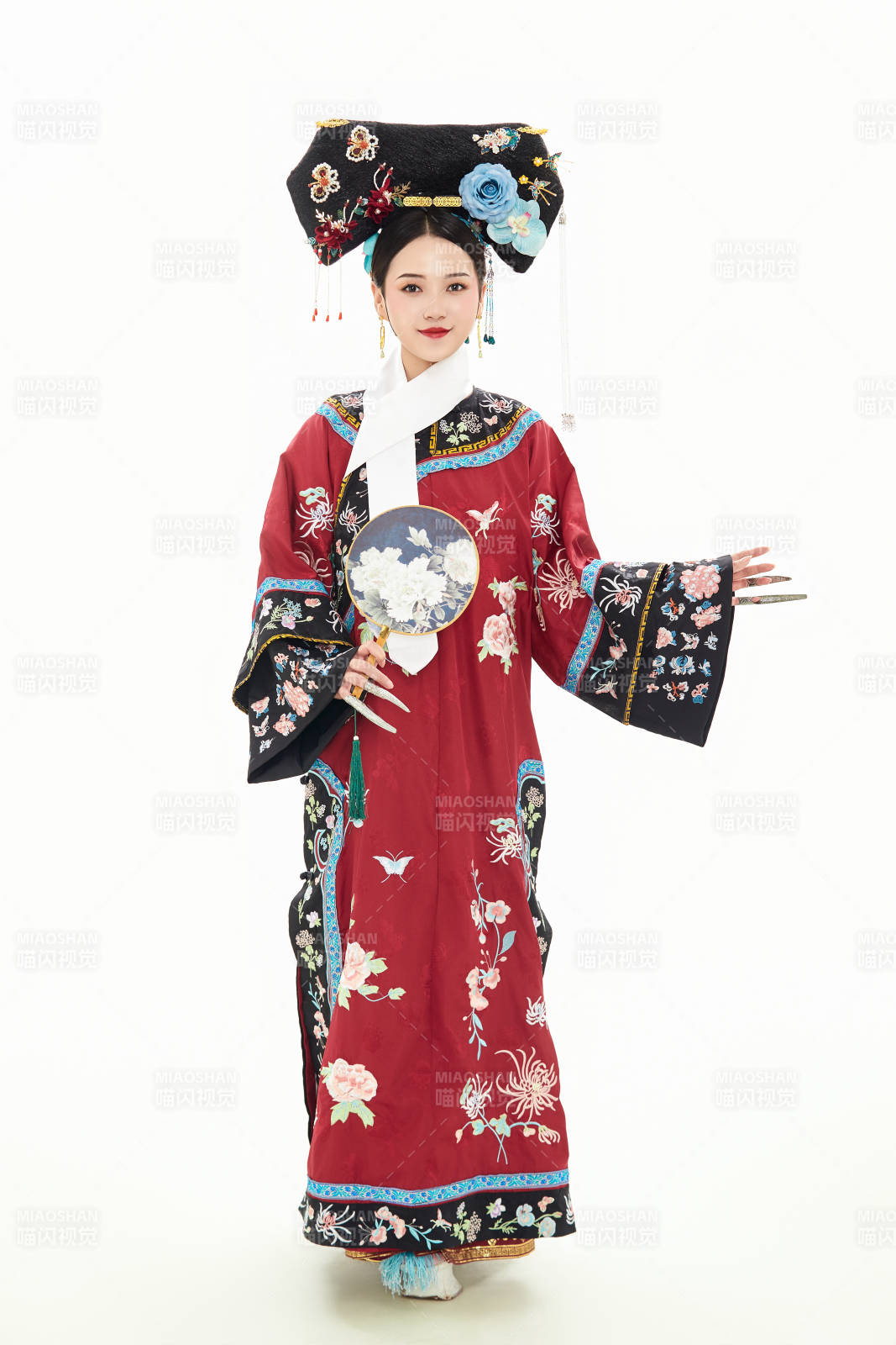 白色背景下穿着中国清朝宫廷服饰的少女图片