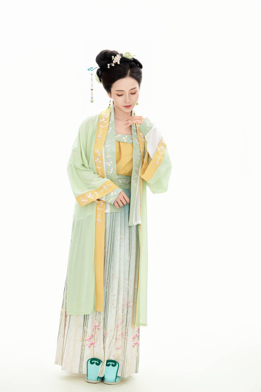 白色背景下穿着南北宋朝汉服的少女图片