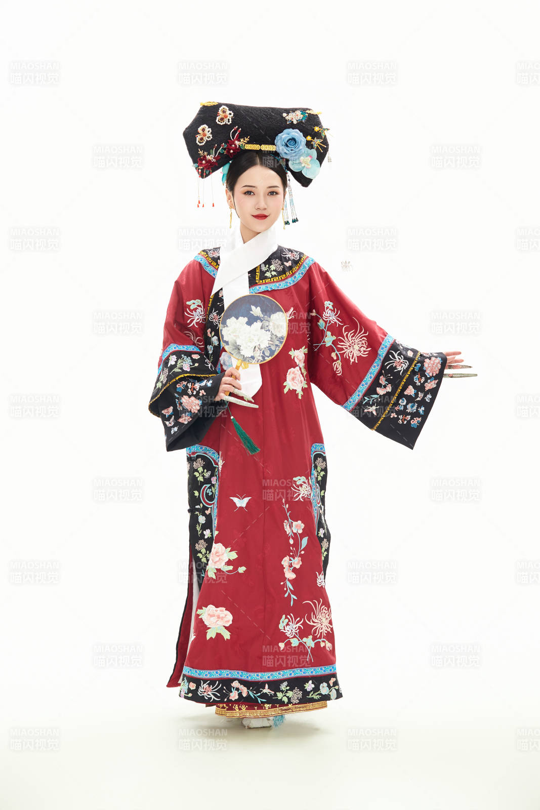 白色背景下穿着中国清朝宫廷服饰的少女图片