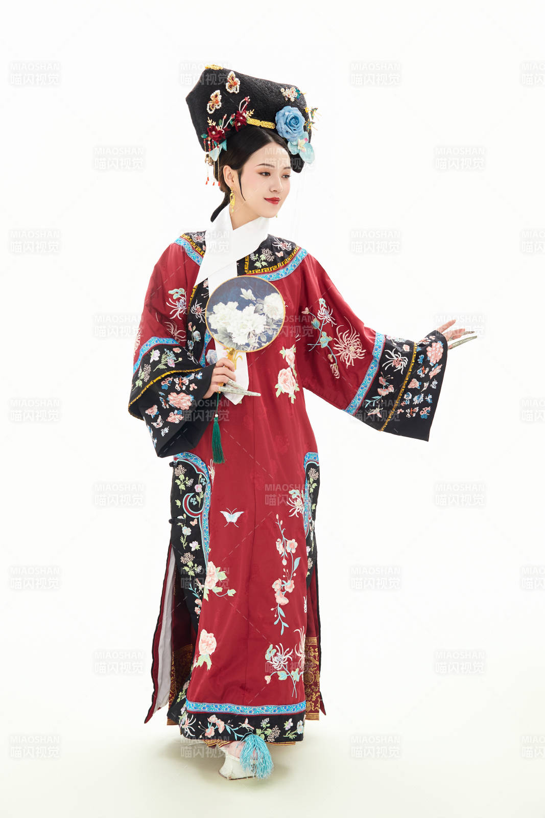 白色背景下穿着中国清朝宫廷服饰的少女图片