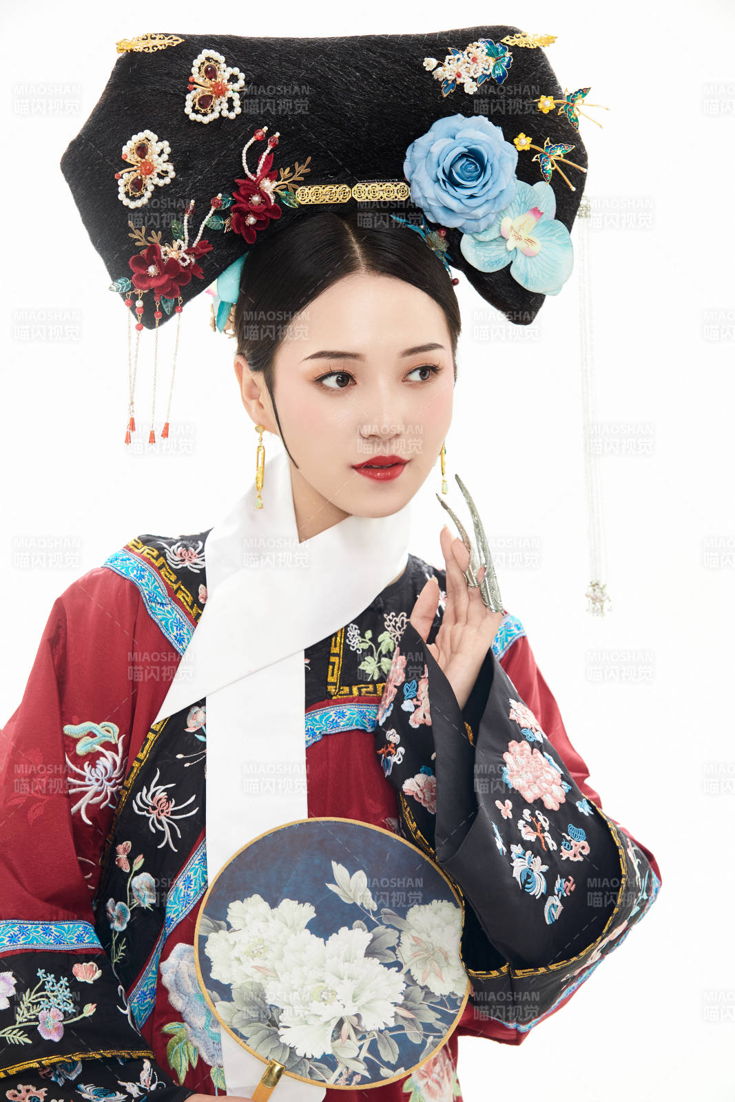 白色背景下穿着中国清朝宫廷服饰的少女图片