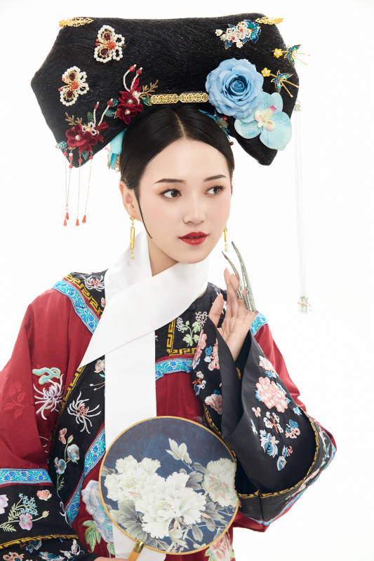 白色背景下穿着中国清朝宫廷服饰的少女图片