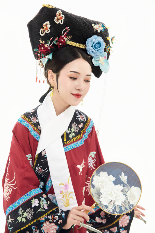 白色背景下穿着中国清朝宫廷服饰的少女图片