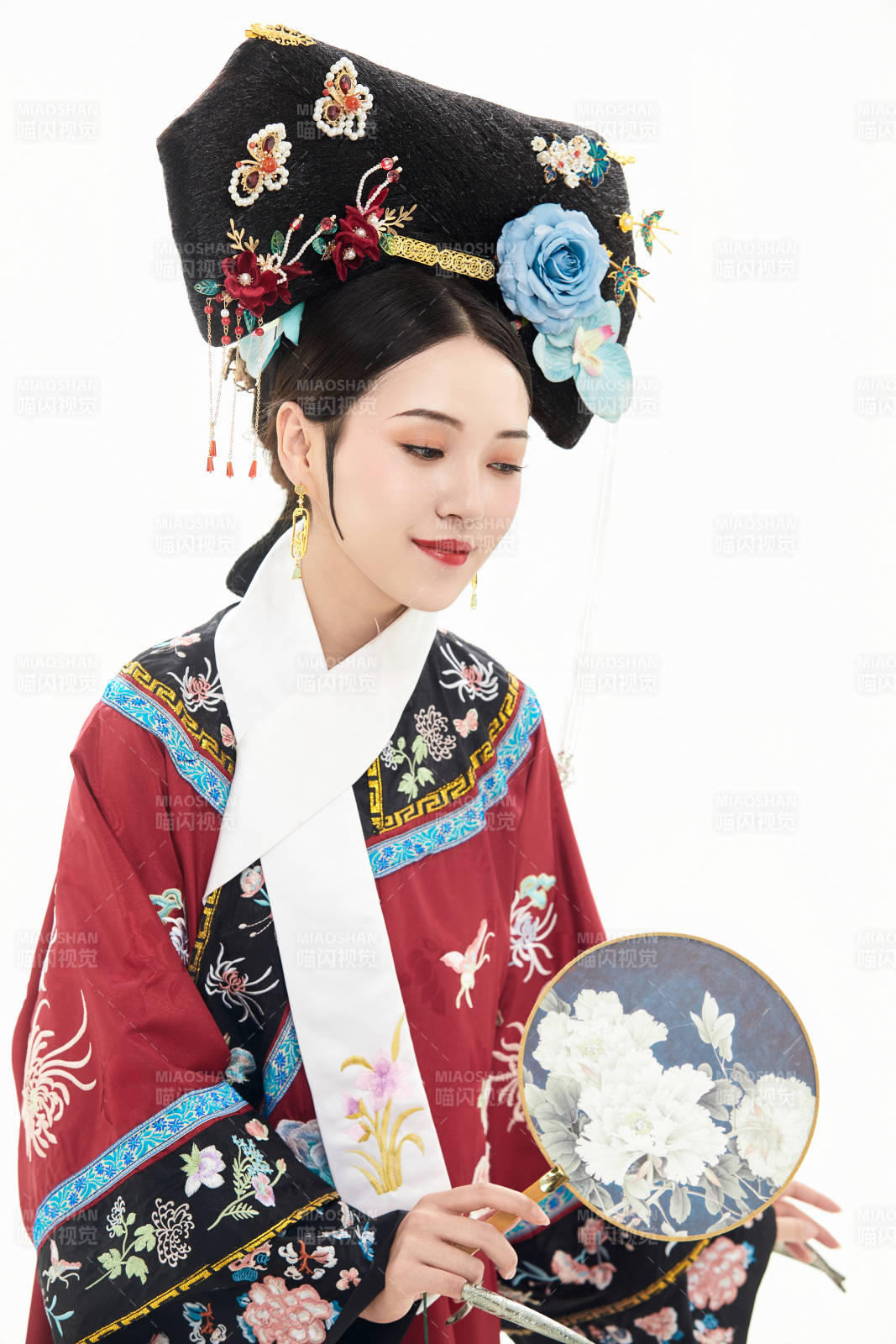 白色背景下穿着中国清朝宫廷服饰的少女图片