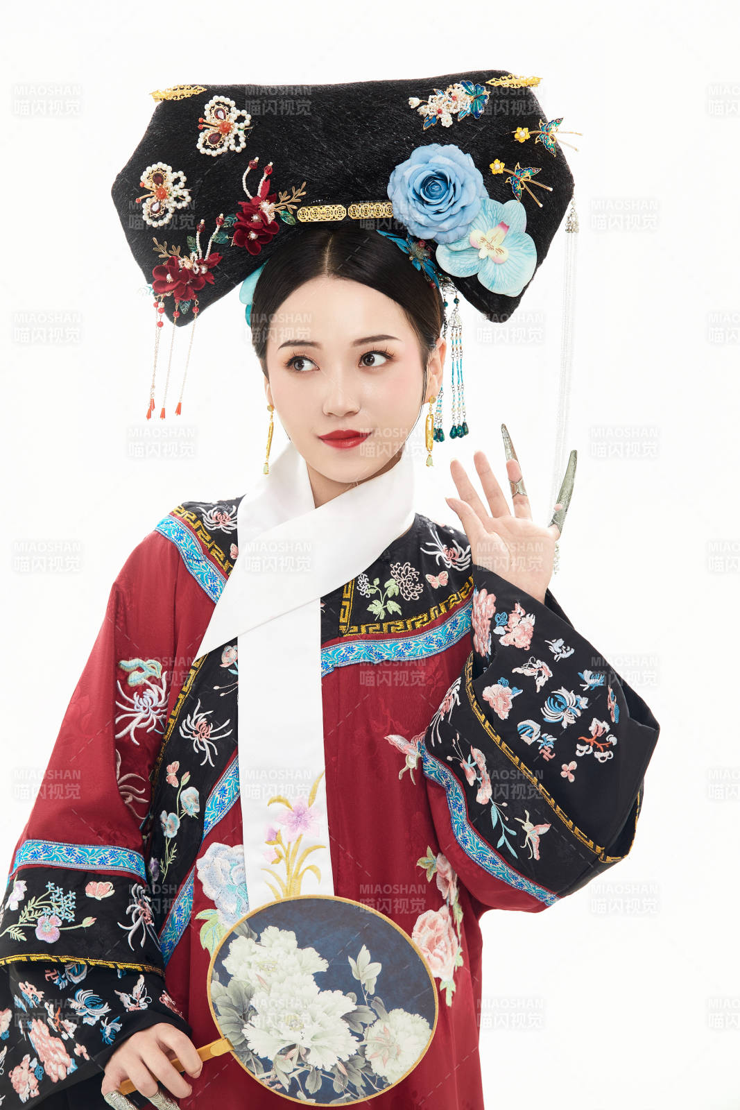 白色背景下穿着中国清朝宫廷服饰的少女图片