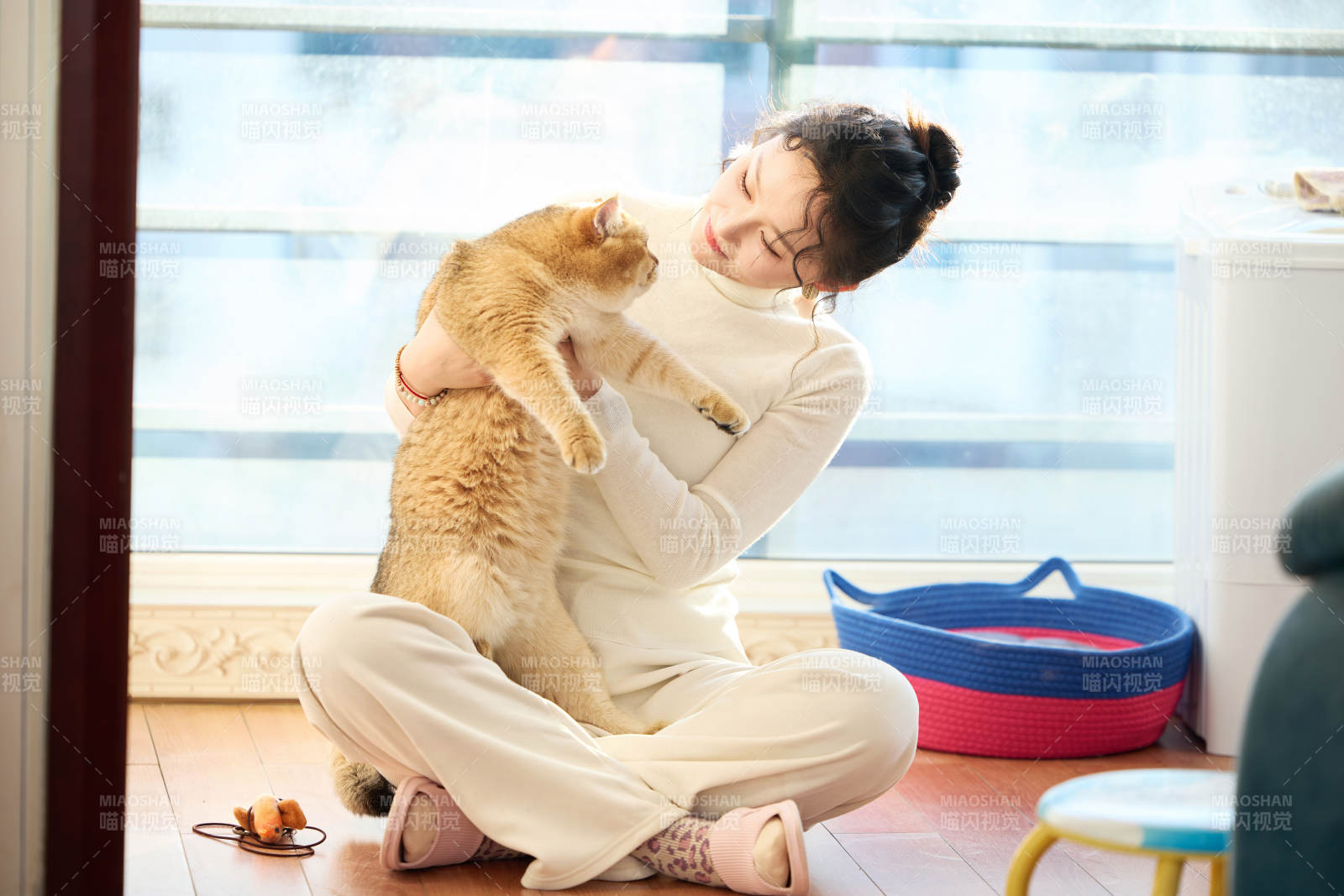 假日在家和猫咪嬉戏的亚洲美女图片