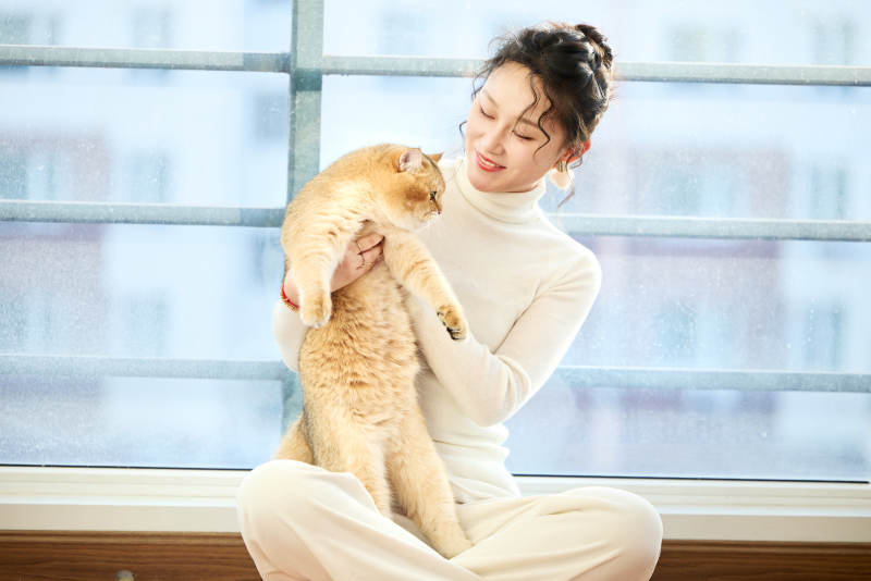 假日在家和猫咪嬉戏的亚洲美女图片