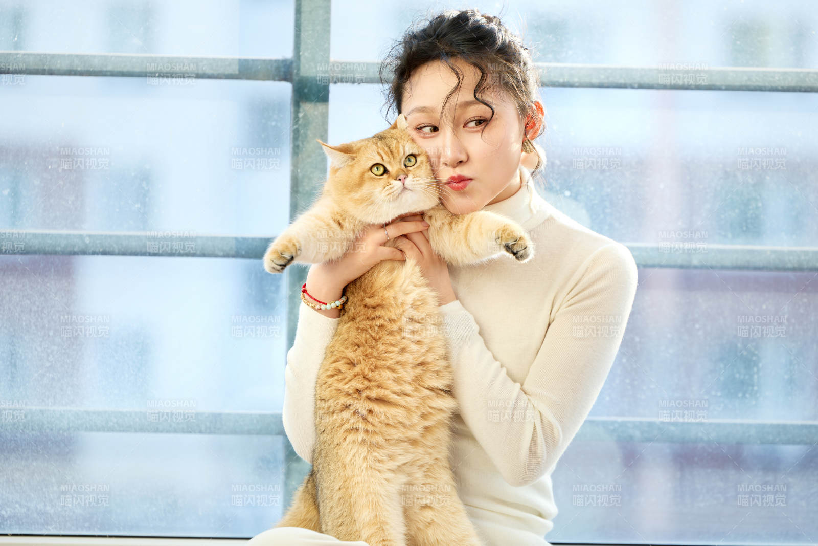 假日在家和猫咪嬉戏的亚洲美女图片