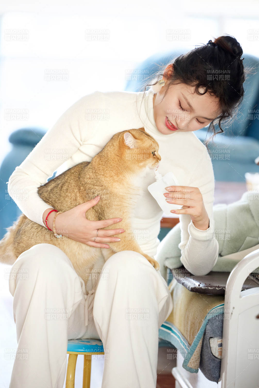 假日在家和猫咪嬉戏的亚洲美女图片