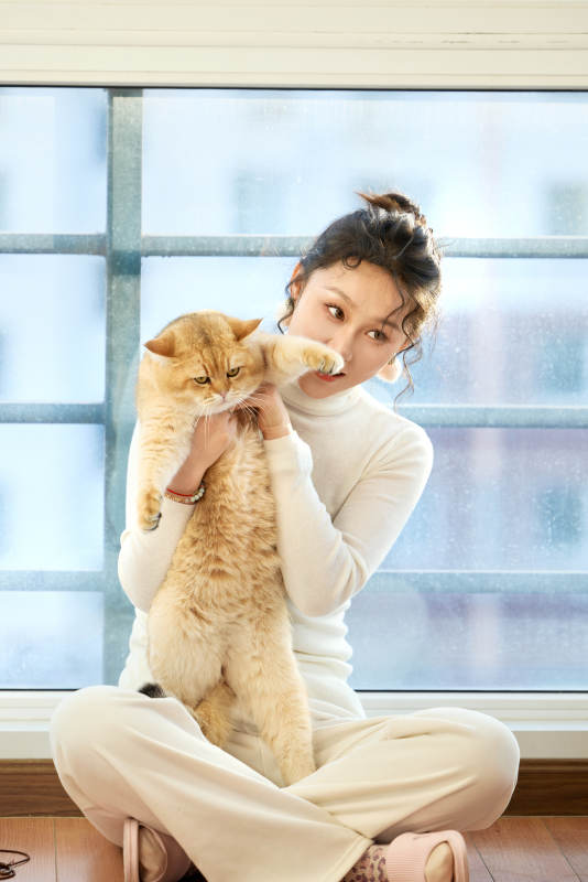 假日在家和猫咪嬉戏的亚洲美女图片