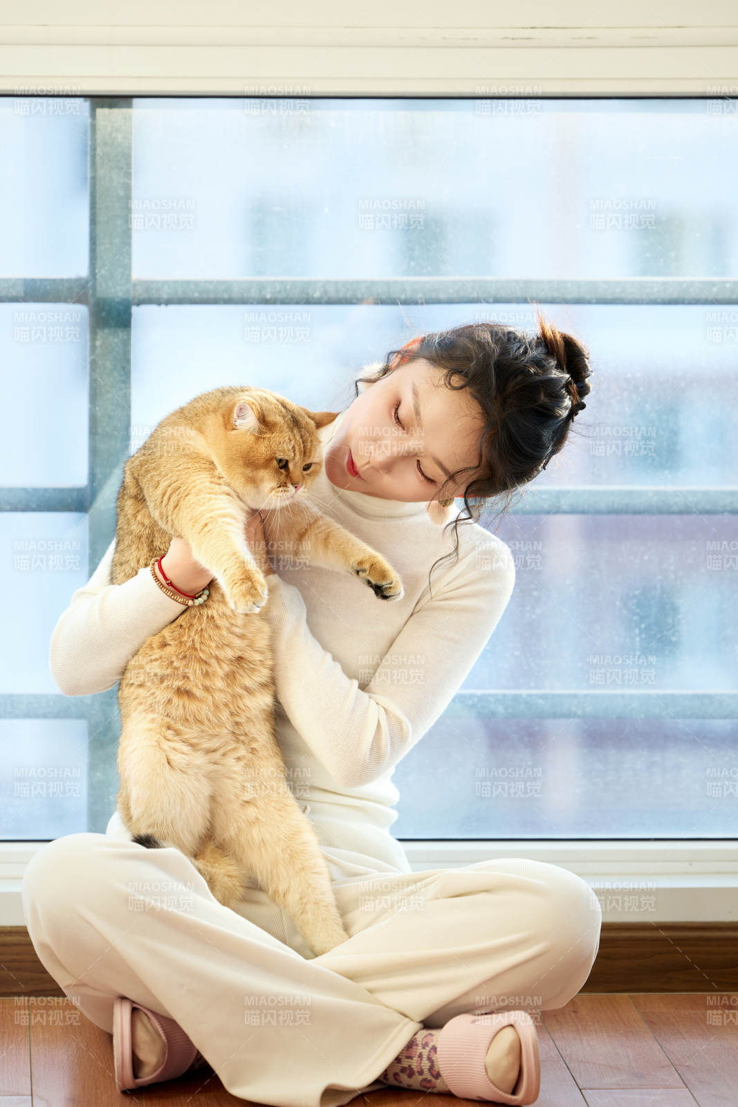 假日在家和猫咪嬉戏的亚洲美女图片