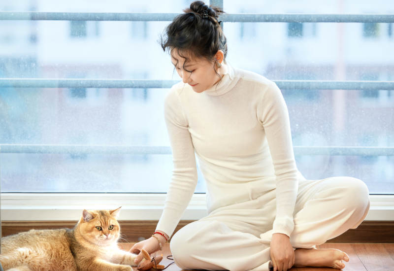 假日在家和猫咪嬉戏的亚洲美女图片