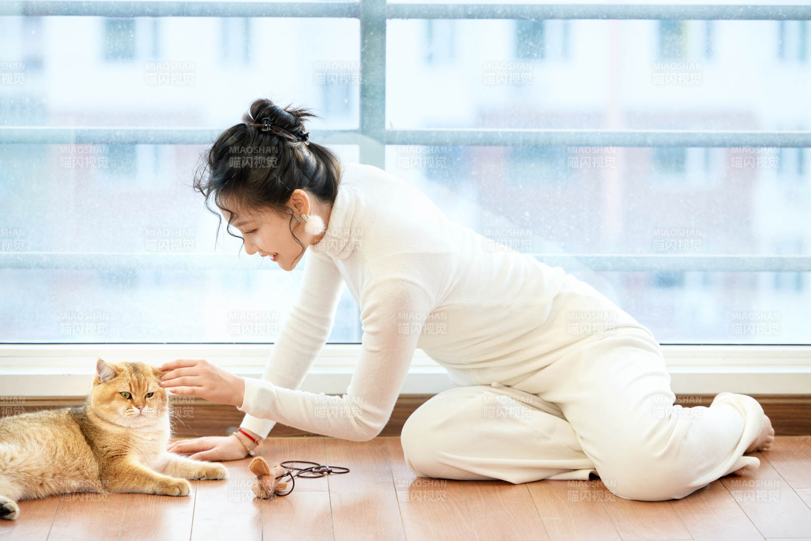 假日在家和猫咪嬉戏的亚洲美女图片