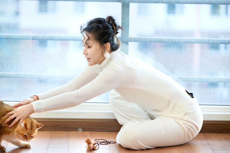 假日在家和猫咪嬉戏的亚洲美女图片