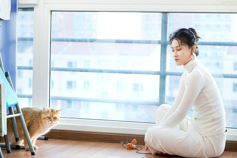 假日在家和猫咪嬉戏的亚洲美女图片