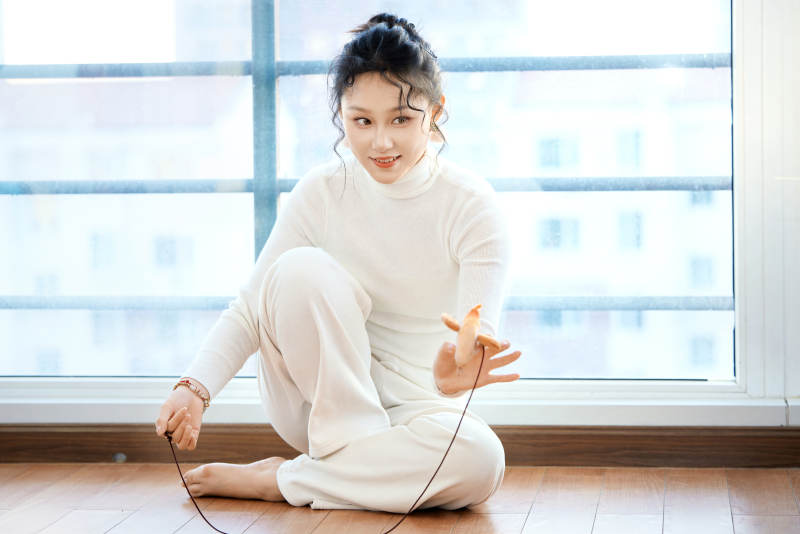 假日在家和猫咪嬉戏的亚洲美女图片