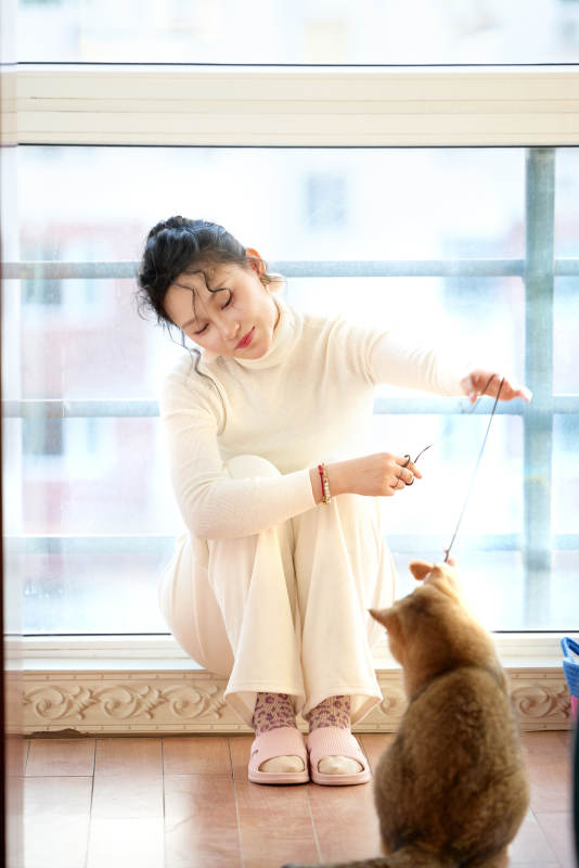 假日在家和猫咪嬉戏的亚洲美女图片