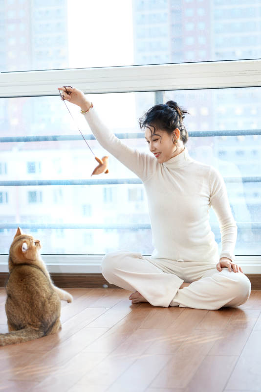 假日在家和猫咪嬉戏的亚洲美女图片