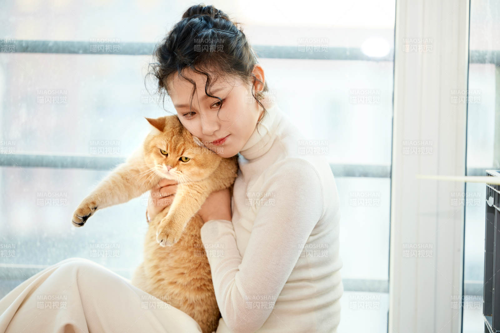 假日在家和猫咪嬉戏的亚洲美女图片