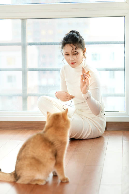 假日在家和猫咪嬉戏的亚洲美女图片