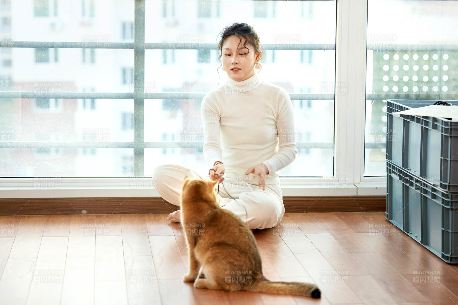 假日在家和猫咪嬉戏的亚洲美女图片
