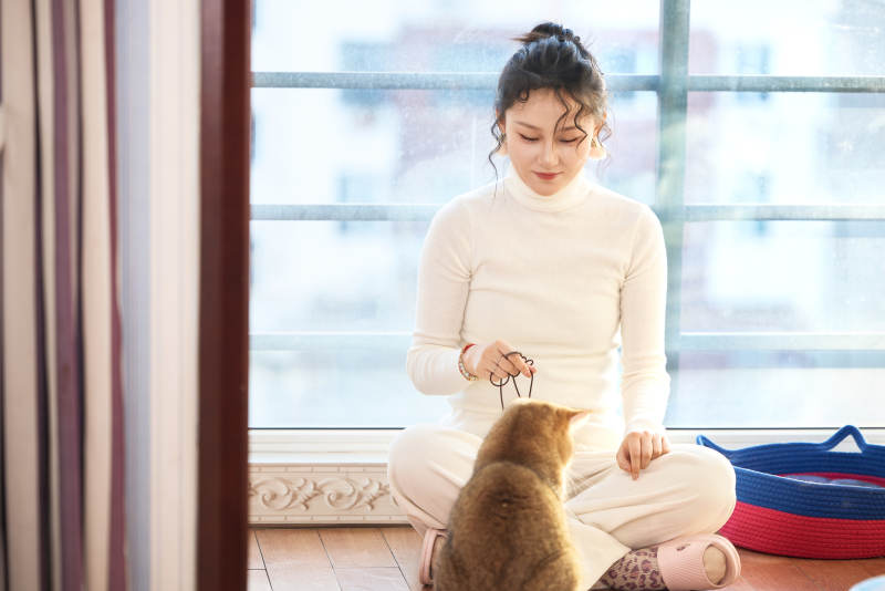假日在家和猫咪嬉戏的亚洲美女图片