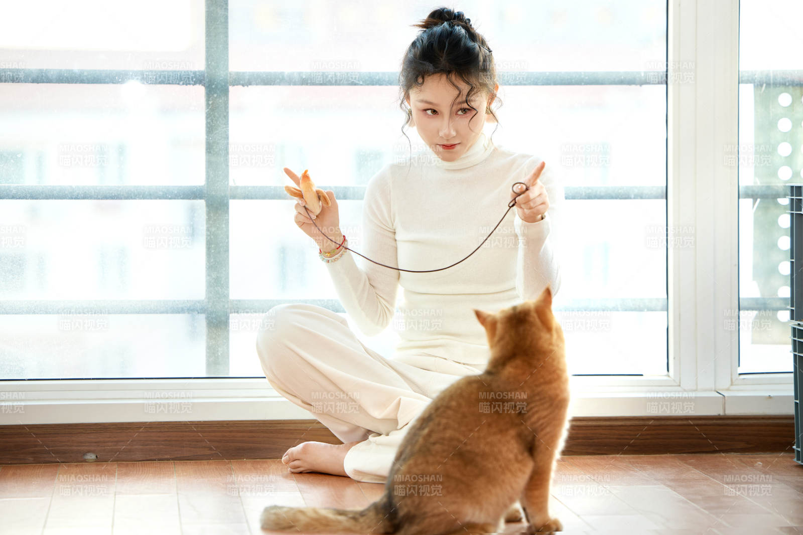 假日在家和猫咪嬉戏的亚洲美女图片