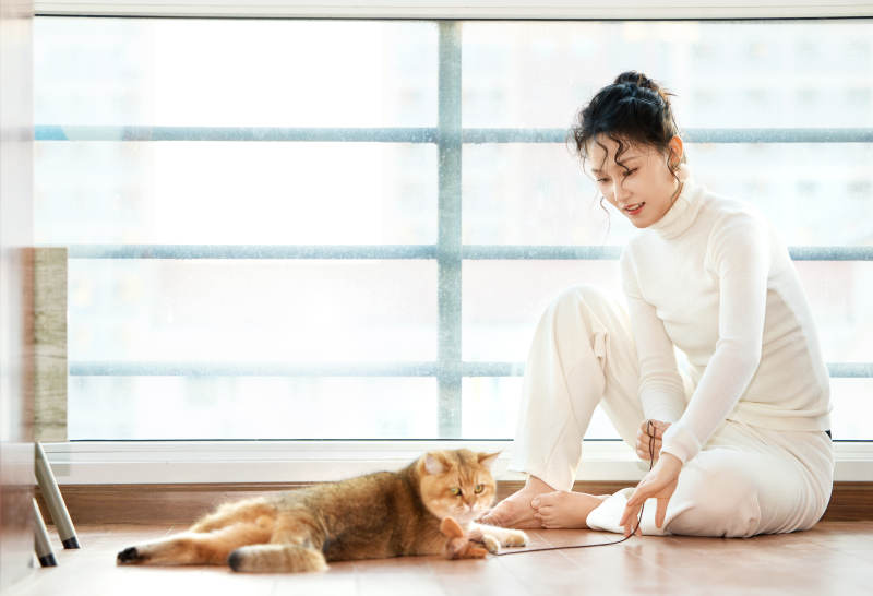 假日在家和猫咪嬉戏的亚洲美女图片
