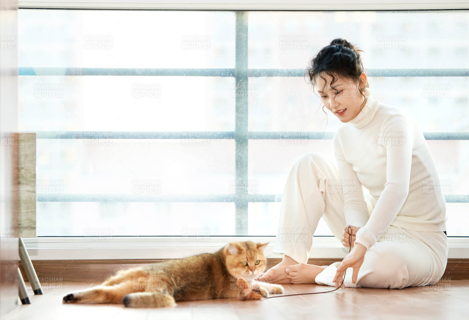 假日在家和猫咪嬉戏的亚洲美女图片