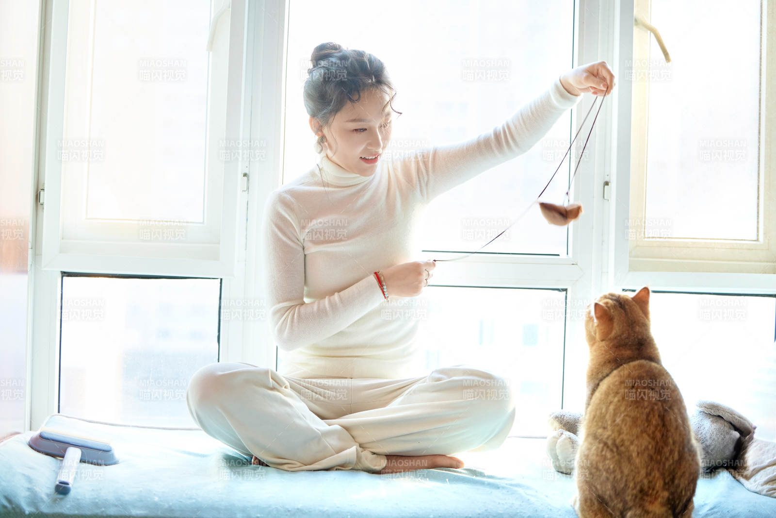 假日在家和猫咪嬉戏的亚洲美女图片