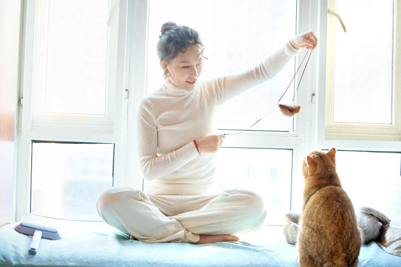 假日在家和猫咪嬉戏的亚洲美女图片