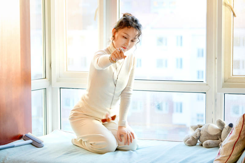 假日在家和猫咪嬉戏的亚洲美女图片
