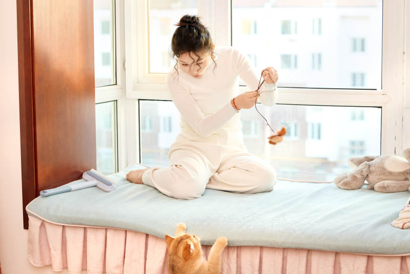 假日在家和猫咪嬉戏的亚洲美女图片