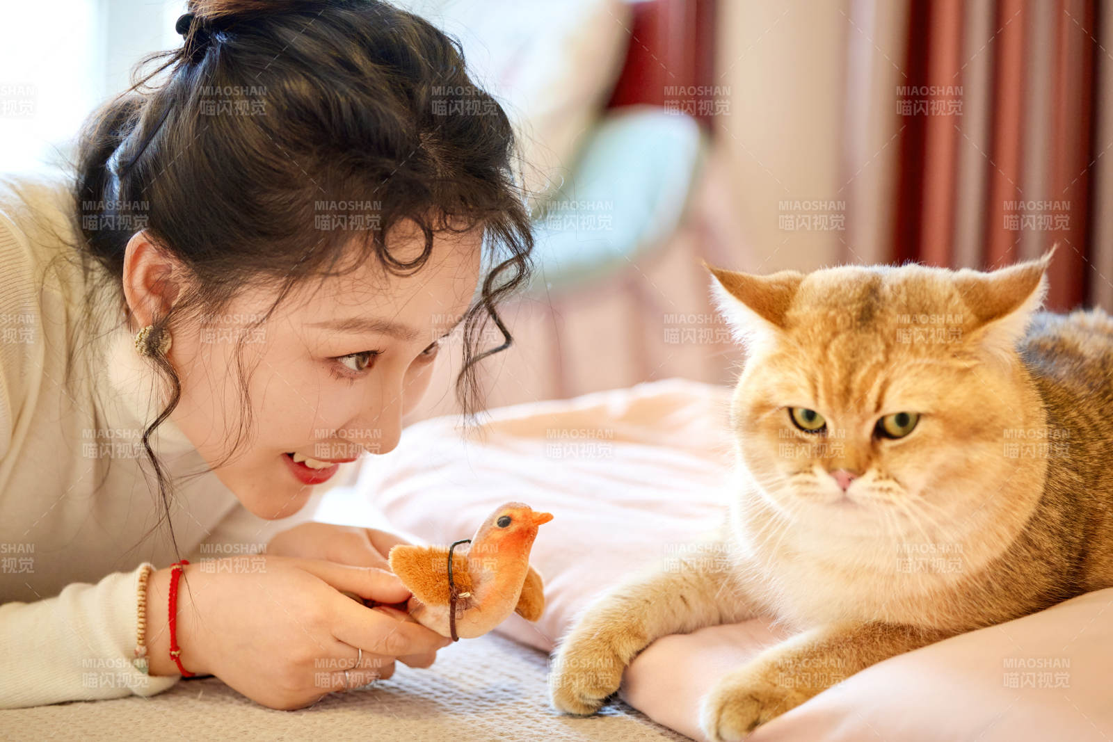 假日在家和猫咪嬉戏的亚洲美女图片